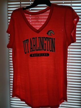 🐎UT Arlington Mavericks🧡 Orange V-Neck T-Shirt Women's Large NWOT
